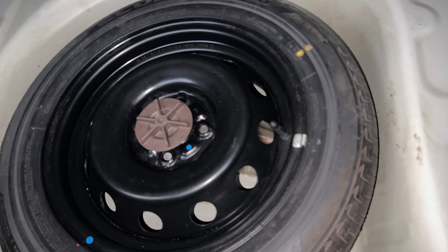 Used 2018 Maruti Suzuki Ignis Alpha 1.2 AMT Petrol Automatic tyres SPARE TYRE VIEW