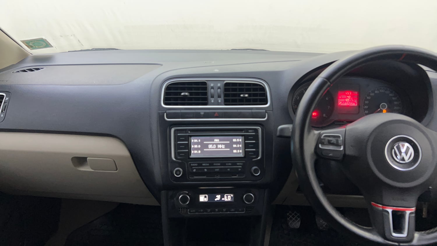 Used 2013 Volkswagen Polo Highline1.2L (P) Petrol Manual interior MUSIC SYSTEM & AC CONTROL VIEW
