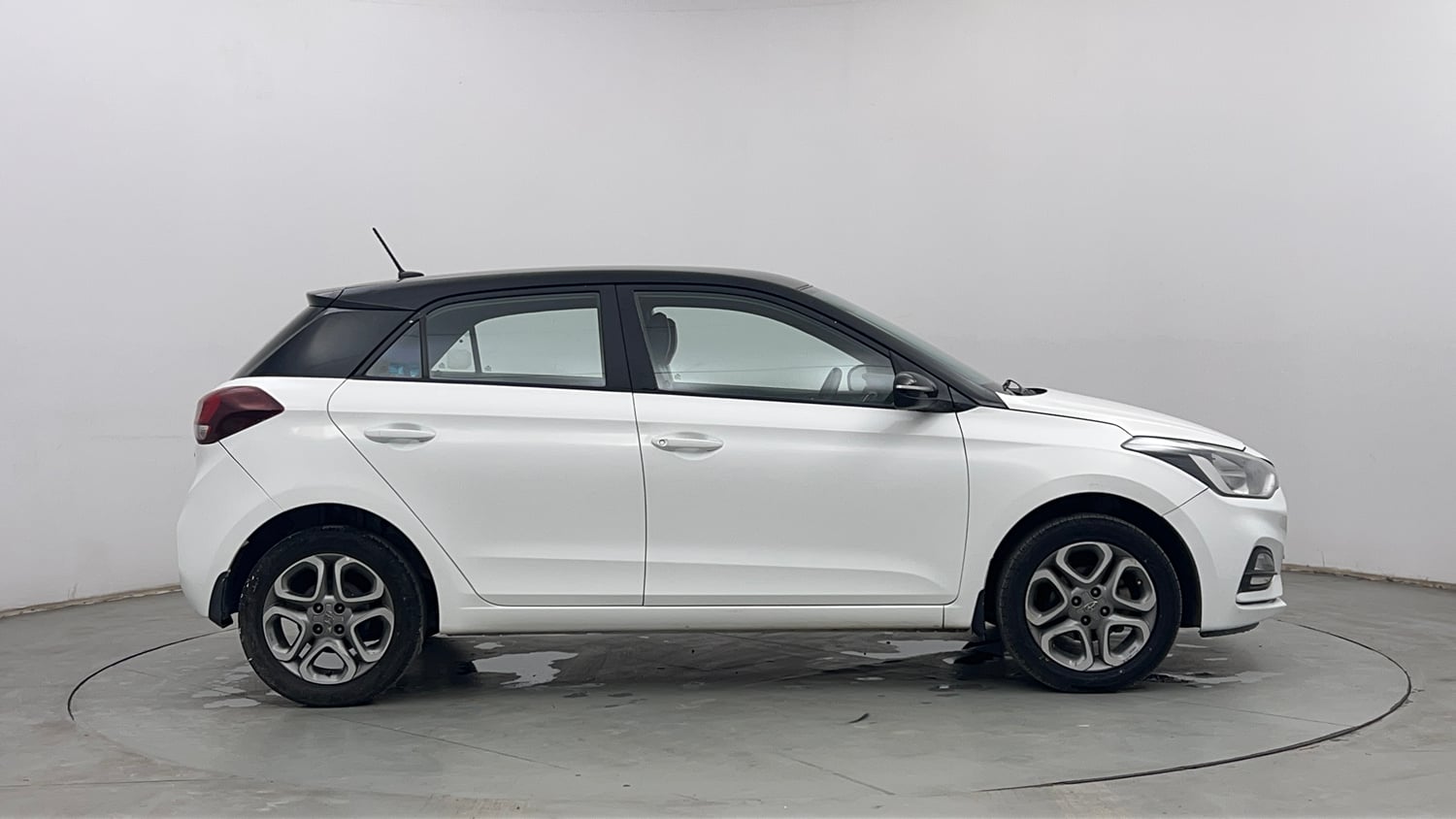 Used 2019 Hyundai Elite i20 Sportz Plus 1.2 Dual Tone Petrol Manual exterior RIGHT SIDE VIEW
