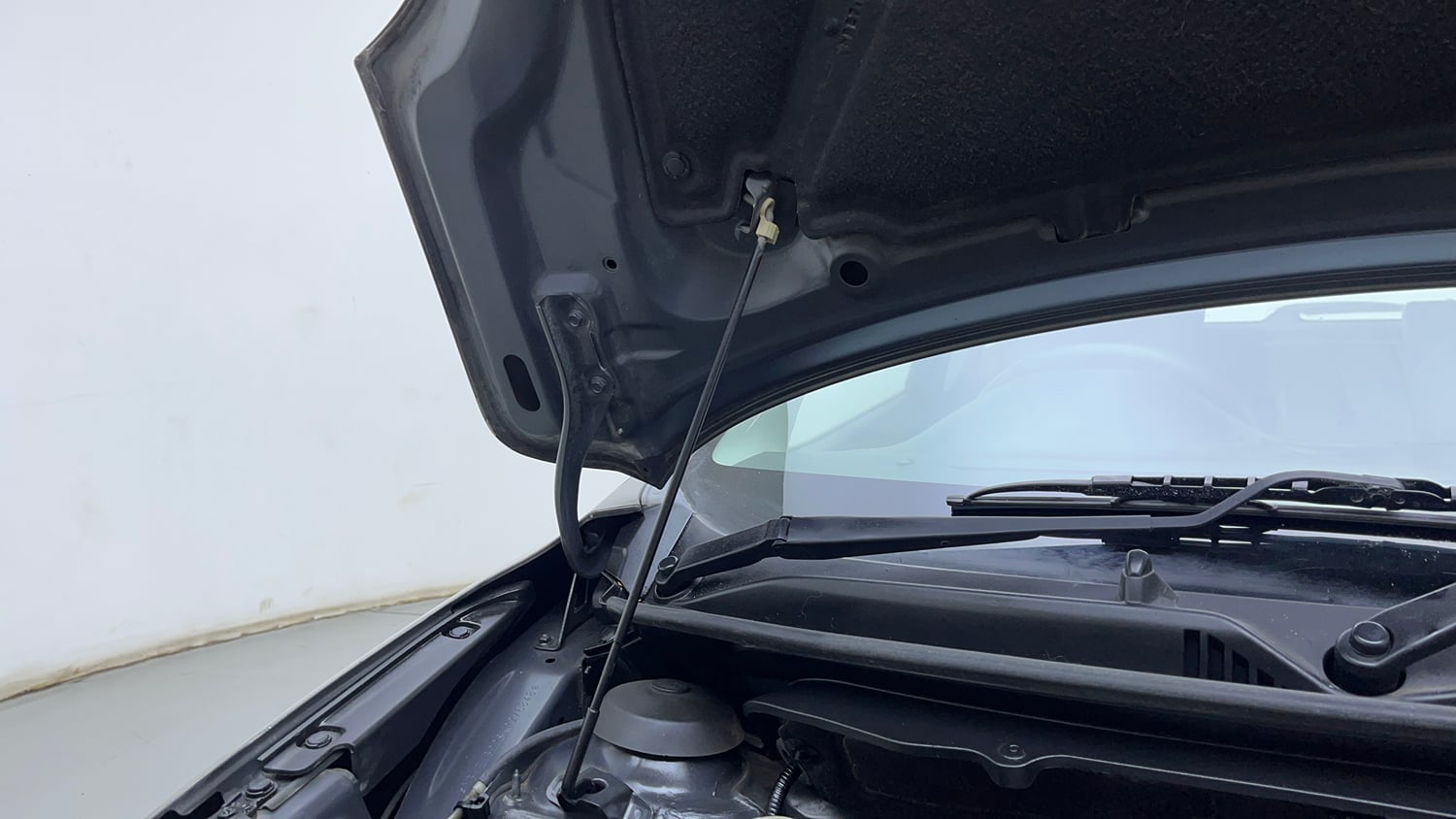 Used 2019 Maruti Suzuki Baleno Zeta Petrol Manual engine ENGINE RIGHT SIDE HINGE & APRON VIEW