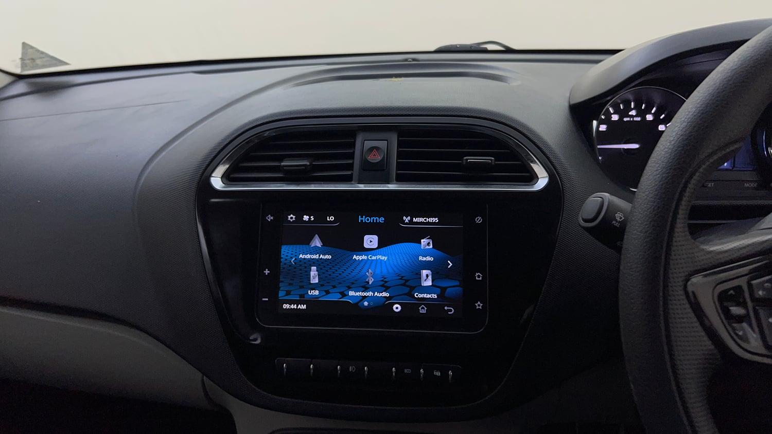 Used 2019 Tata Tiago Revotron XZ Plus Petrol Manual top_features Touch screen infotainment system