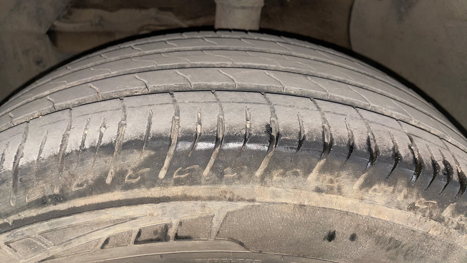 Used 2024 Maruti Suzuki Brezza ZXi S-CNG Dual Tone Cng Manual tyres LEFT FRONT TYRE TREAD VIEW