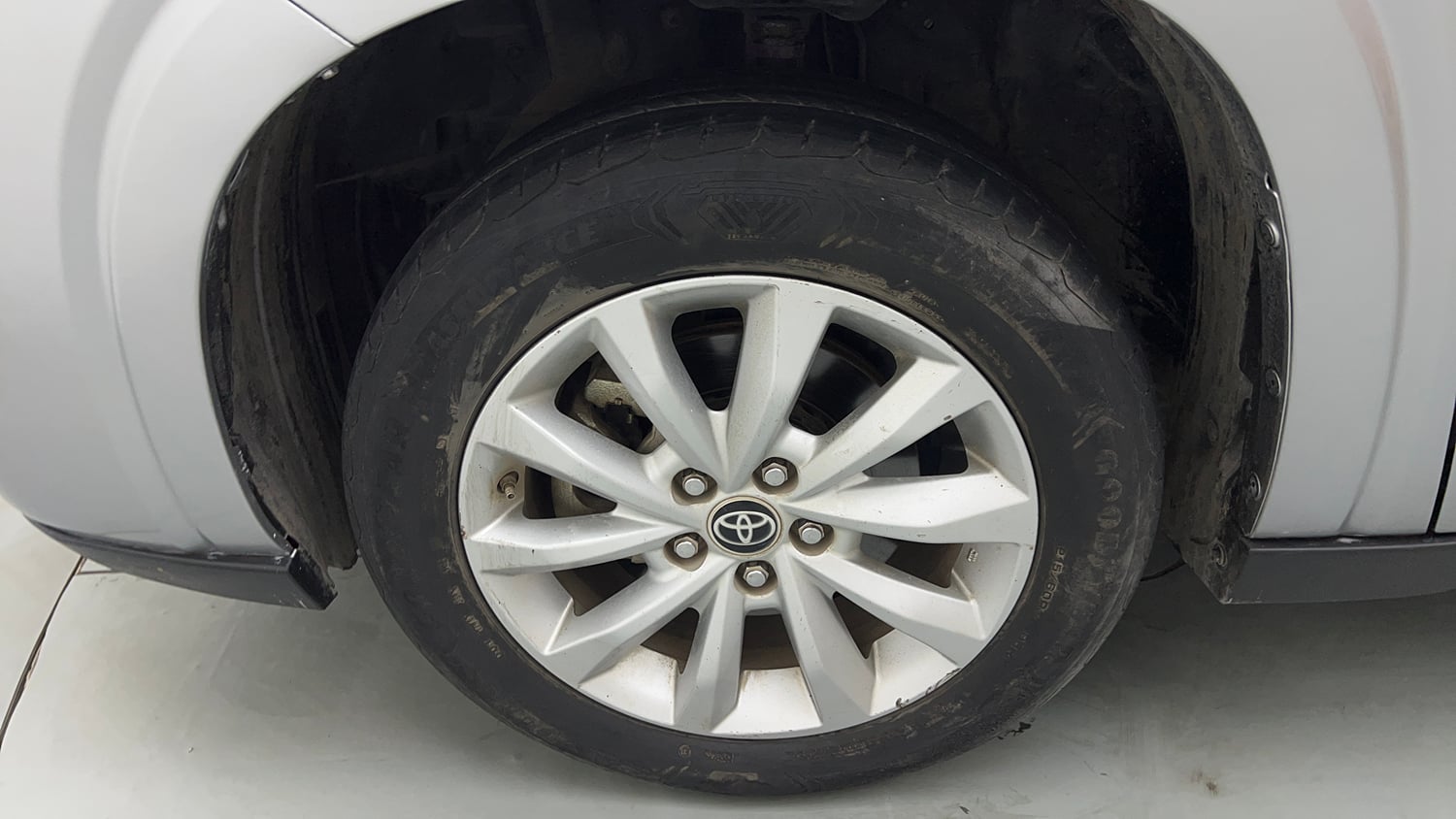 Used 2023 Toyota Innova Hycross VX Hybrid 7 STR Hybrid Automatic tyres LEFT FRONT TYRE RIM VIEW