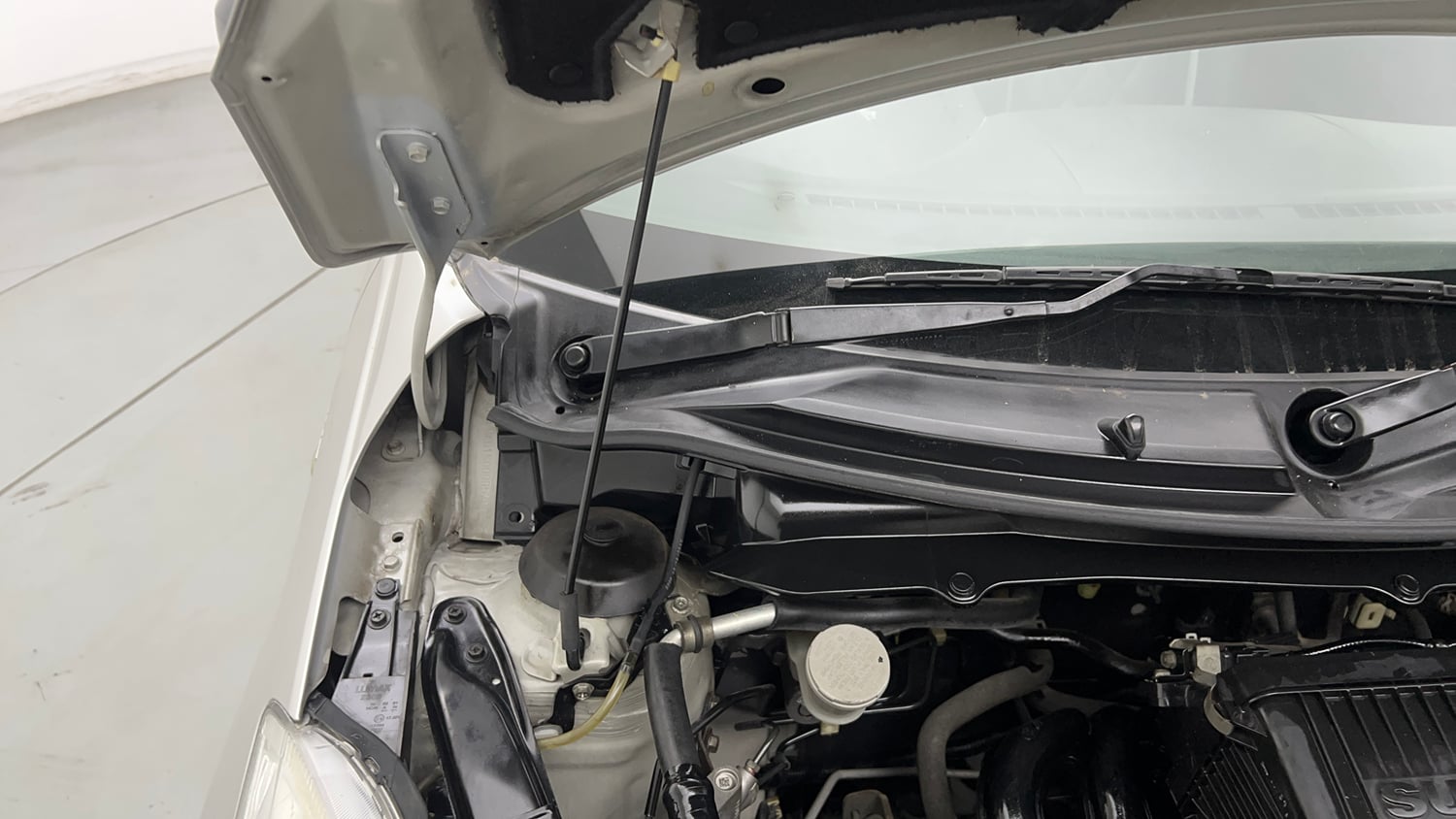 Used 2015 Maruti Suzuki Swift Lxi (O) Petrol Manual engine ENGINE RIGHT SIDE HINGE & APRON VIEW