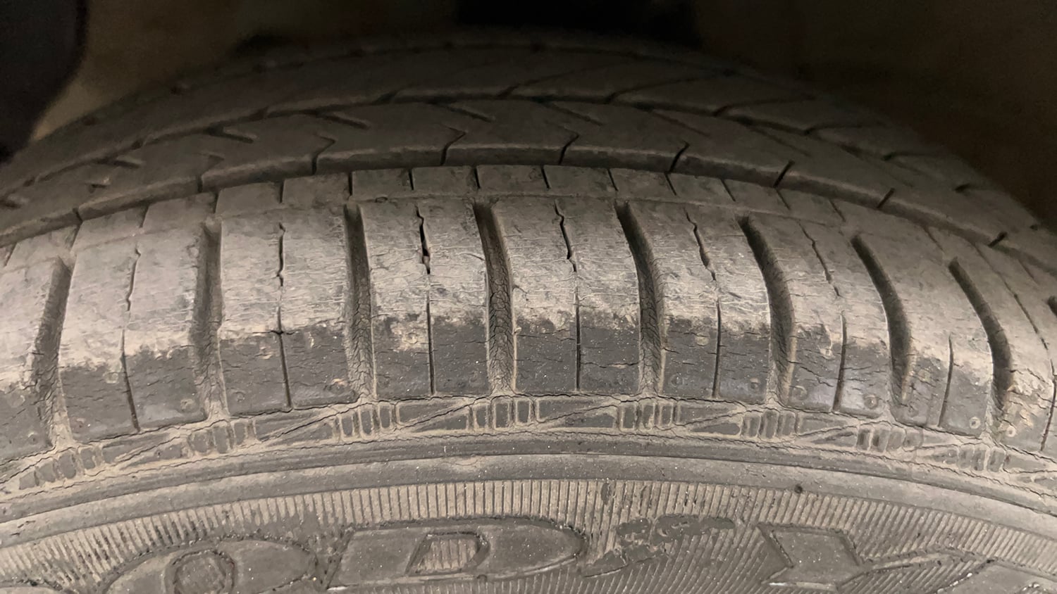 Used 2015 Hyundai Grand i10 Asta 1.2 Kappa VTVT Petrol Manual tyres LEFT FRONT TYRE TREAD VIEW