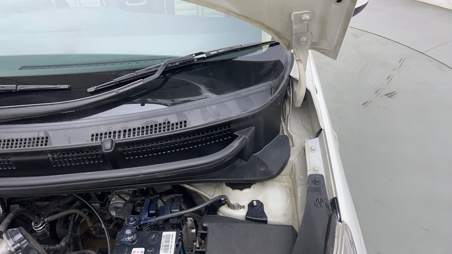 Used 2020 Hyundai Santro Magna Petrol Manual engine ENGINE LEFT SIDE HINGE & APRON VIEW