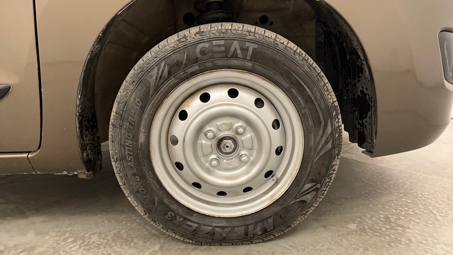 Used 2013 Maruti Suzuki Wagon R LXI CNG Cng Manual tyres RIGHT FRONT TYRE RIM VIEW