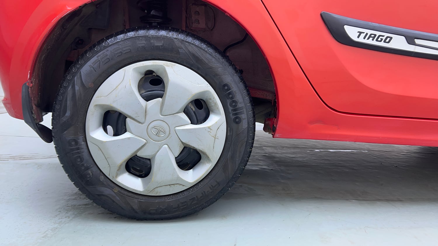 Used 2021 Tata Tiago XT Petrol Manual tyres RIGHT REAR TYRE RIM VIEW