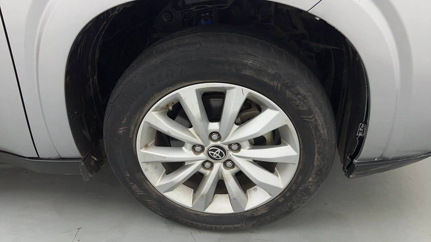 Used 2023 Toyota Innova Hycross VX Hybrid 7 STR Hybrid Automatic tyres RIGHT FRONT TYRE RIM VIEW