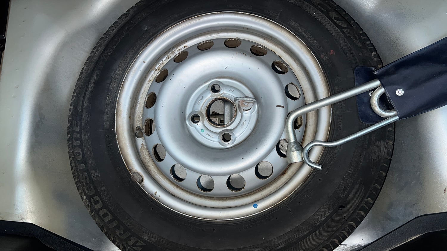 Used 2015 Maruti Suzuki Swift Lxi (O) Petrol Manual tyres SPARE TYRE VIEW