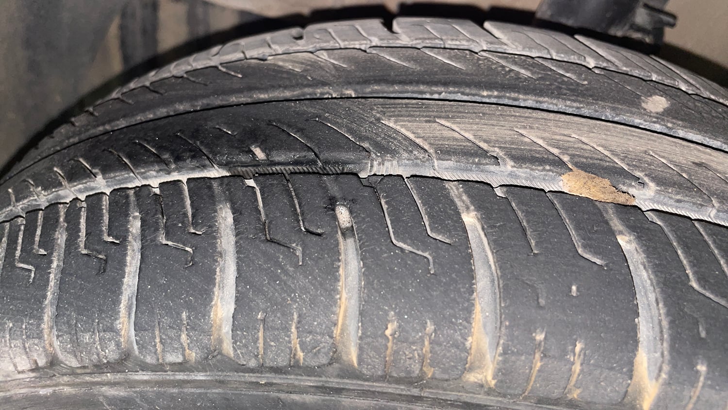 Used 2013 Hyundai Grand i10 Sportz 1.2 Kappa VTVT Petrol Manual tyres LEFT FRONT TYRE TREAD VIEW