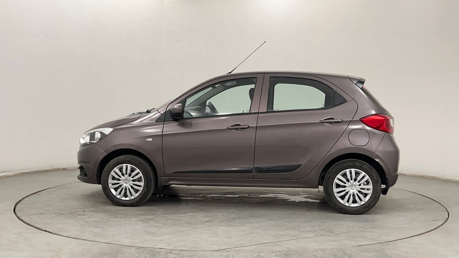 Used 2017 Tata Tiago Revotron XT Petrol Manual exterior LEFT SIDE VIEW