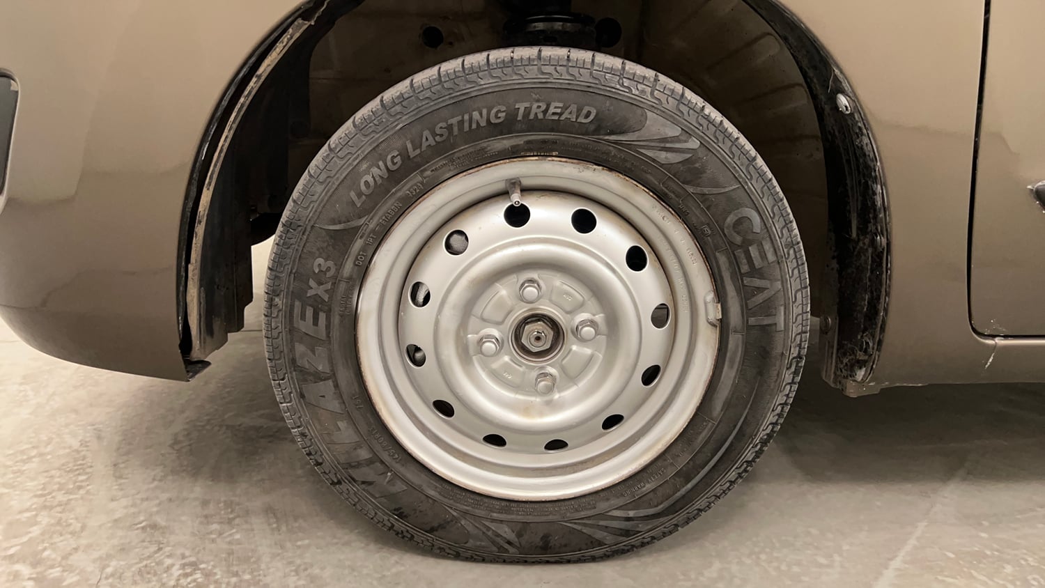Used 2013 Maruti Suzuki Wagon R LXI CNG Cng Manual tyres LEFT FRONT TYRE RIM VIEW