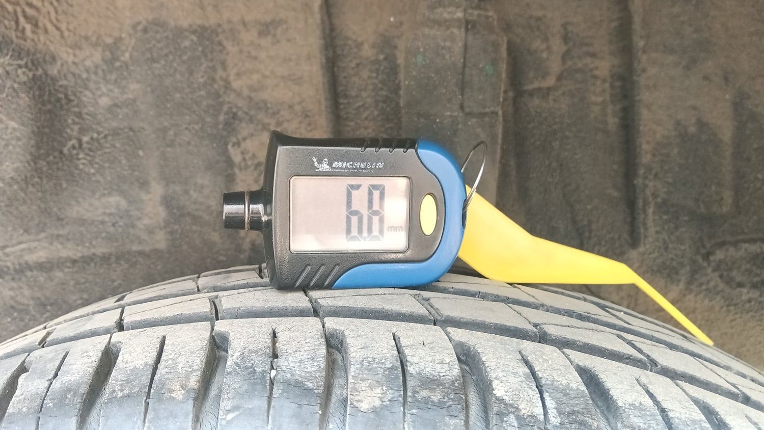 Used 2023 Renault Kwid RXT 1.0 AMT Petrol Automatic tyres LEFT REAR TYRE TREAD VIEW