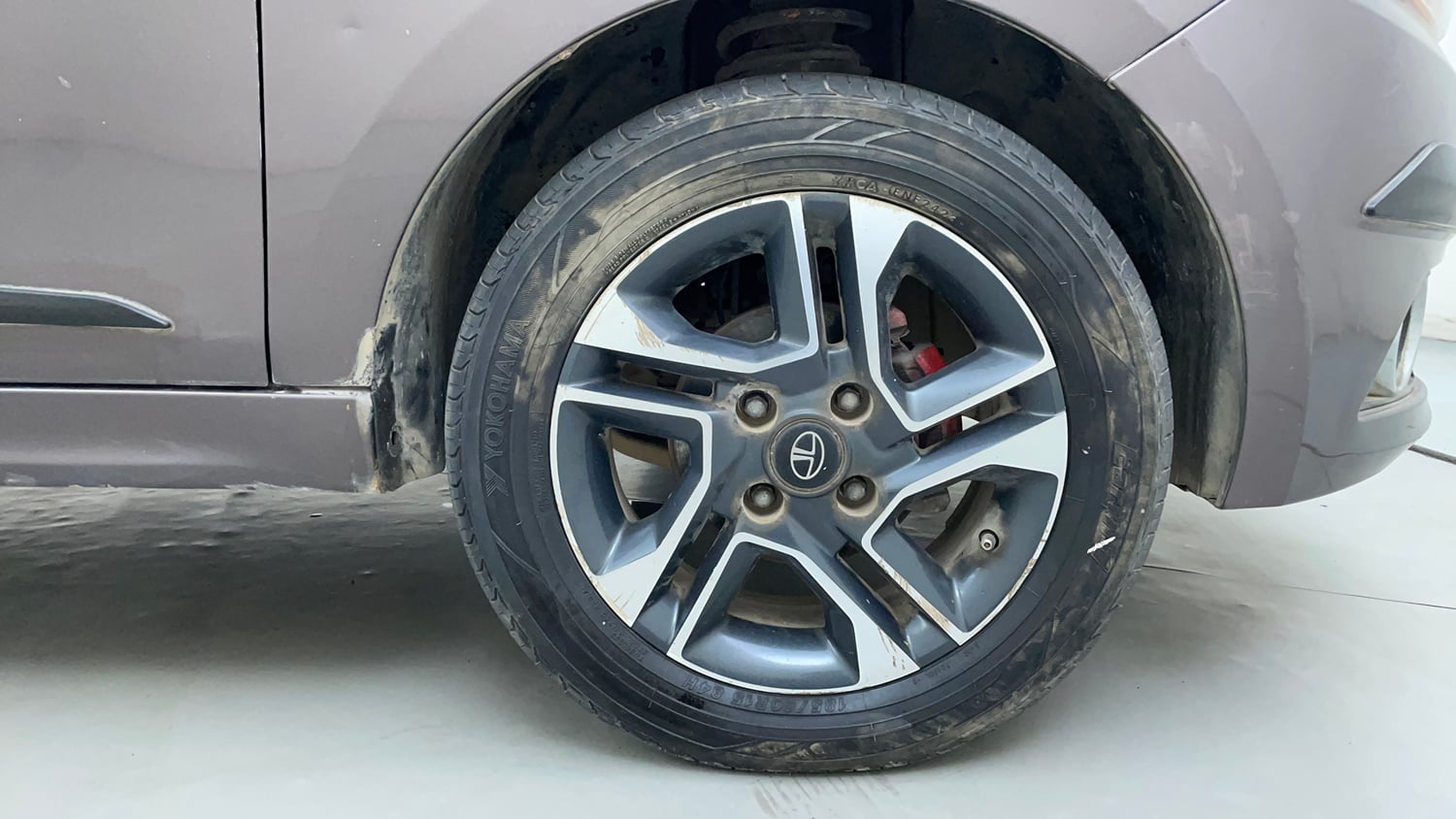 Used 2018 Tata Tigor Revotron XZA Petrol Automatic tyres RIGHT FRONT TYRE RIM VIEW