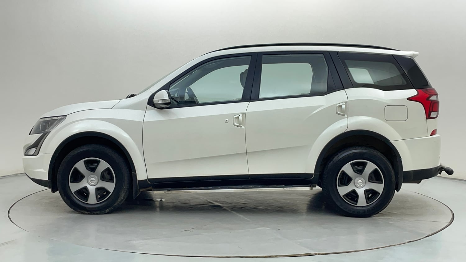 Used 2018 Mahindra XUV500 W7 Diesel Manual exterior LEFT SIDE VIEW