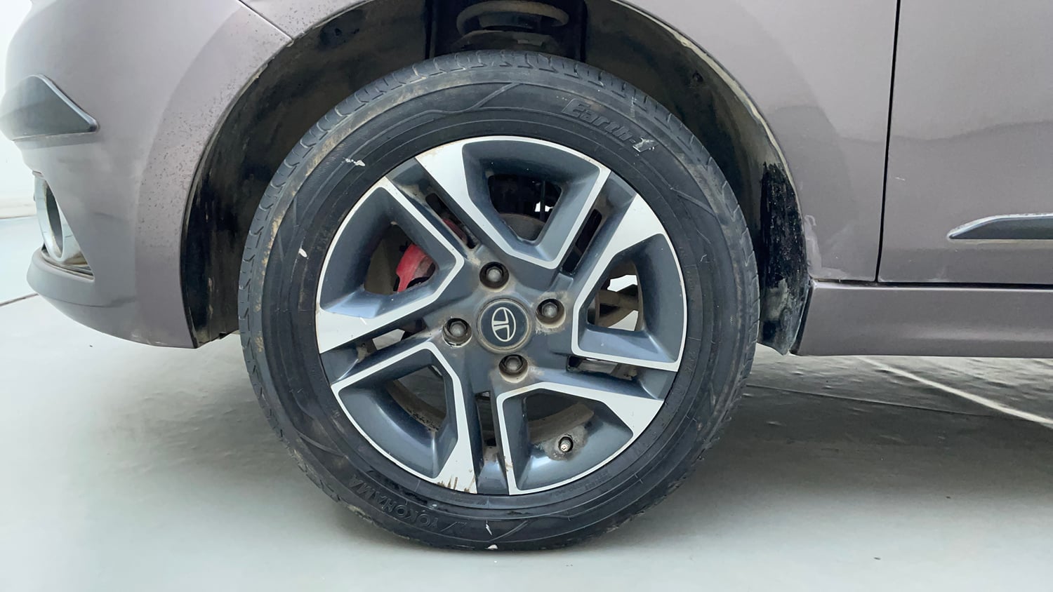 Used 2018 Tata Tigor Revotron XZA Petrol Automatic tyres LEFT FRONT TYRE RIM VIEW