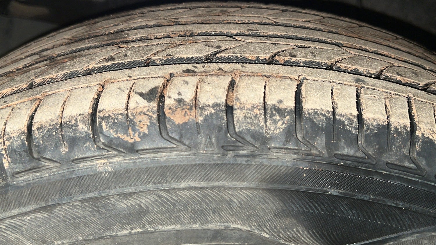 Used 2015 Honda City V Petrol Manual tyres LEFT FRONT TYRE TREAD VIEW