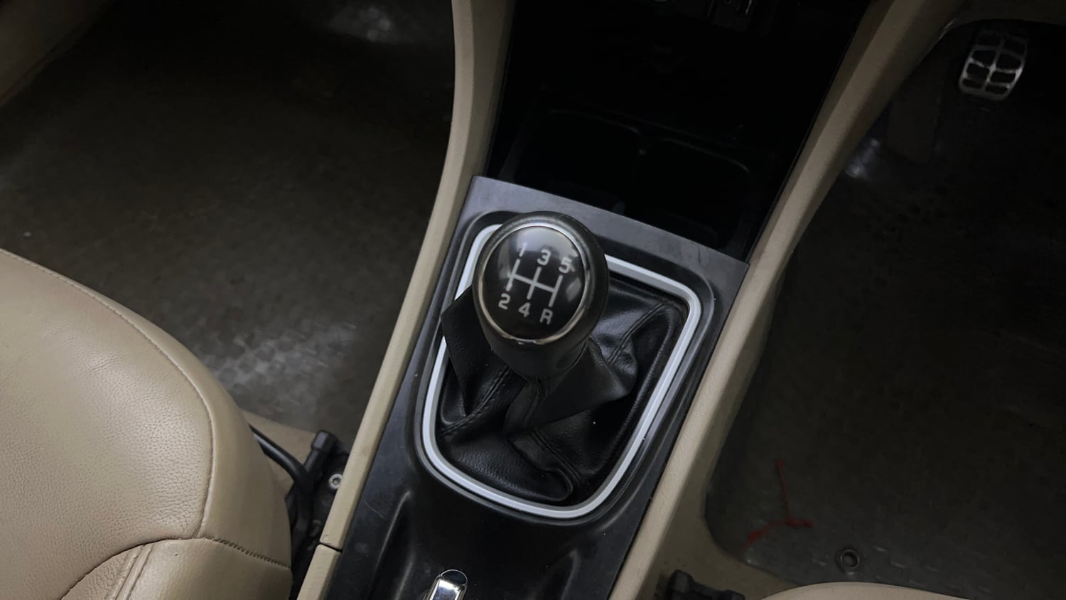 Used 2016 Maruti Suzuki Ciaz ZDi+ SHVS Diesel Manual interior GEAR  KNOB VIEW