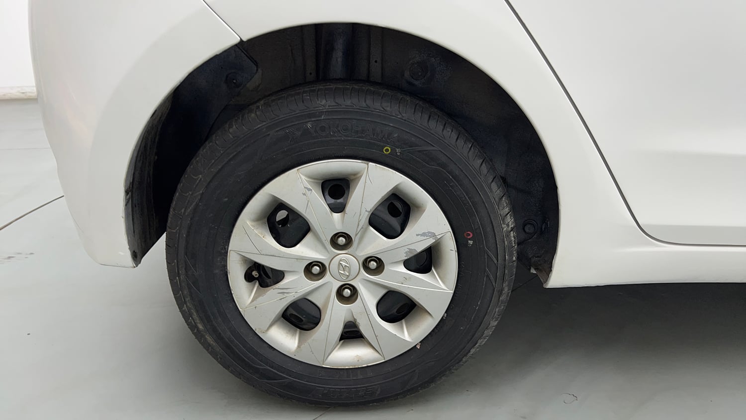 Used 2016 Hyundai Elite i20 Magna 1.2 Petrol Manual tyres RIGHT REAR TYRE RIM VIEW