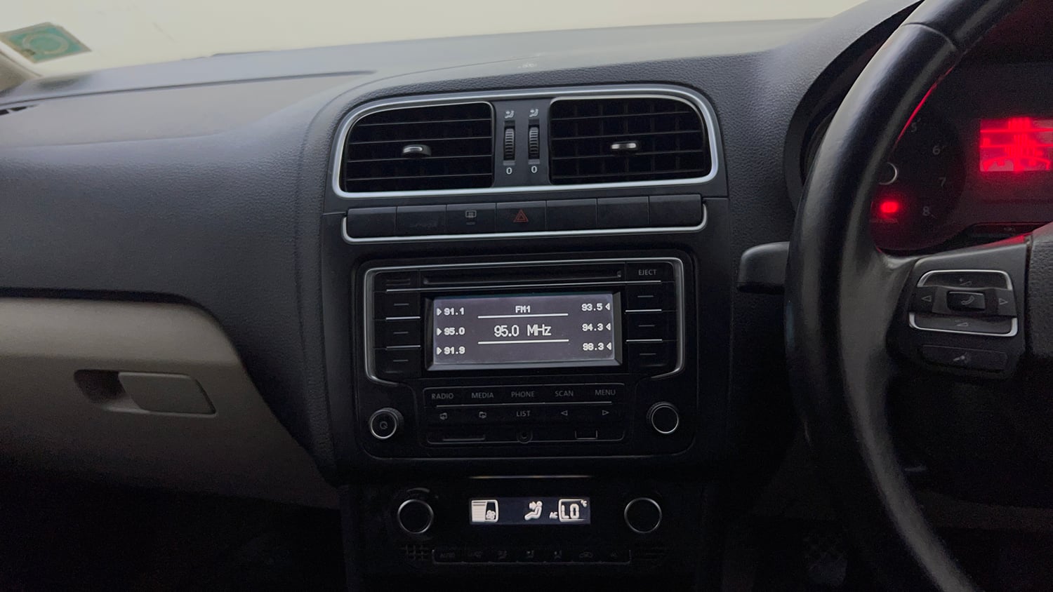 Used 2013 Volkswagen Polo Highline1.2L (P) Petrol Manual top_features Integrated (in-dash) music system