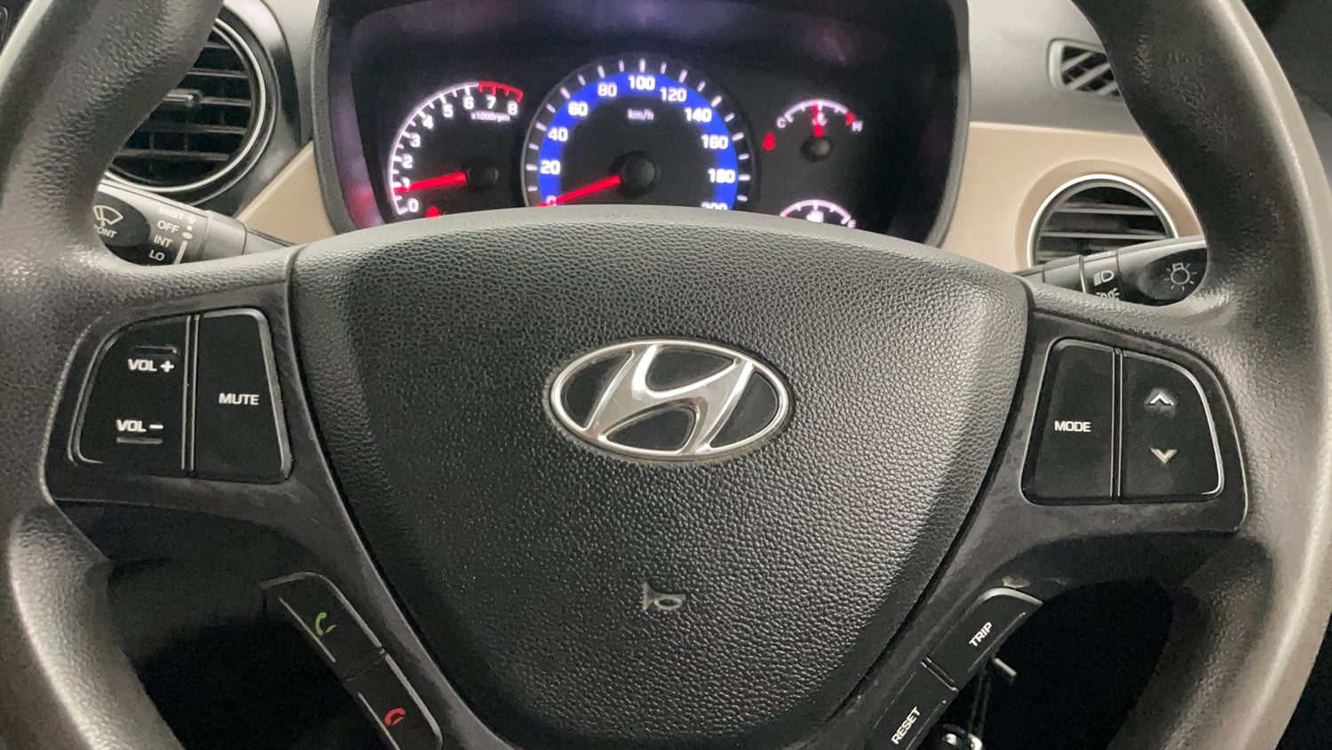 Used 2014 Hyundai Xcent S 1.2 (O) Petrol Manual top_features Steering mounted controls