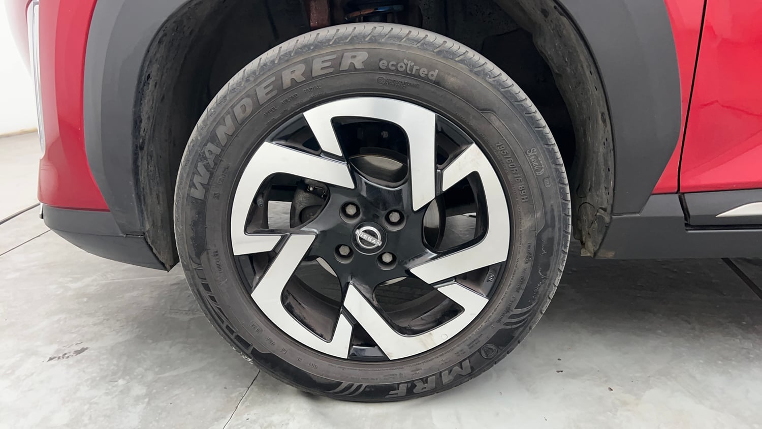 Used 2023 Nissan Magnite XV Turbo CVT Petrol Automatic tyres LEFT FRONT TYRE RIM VIEW