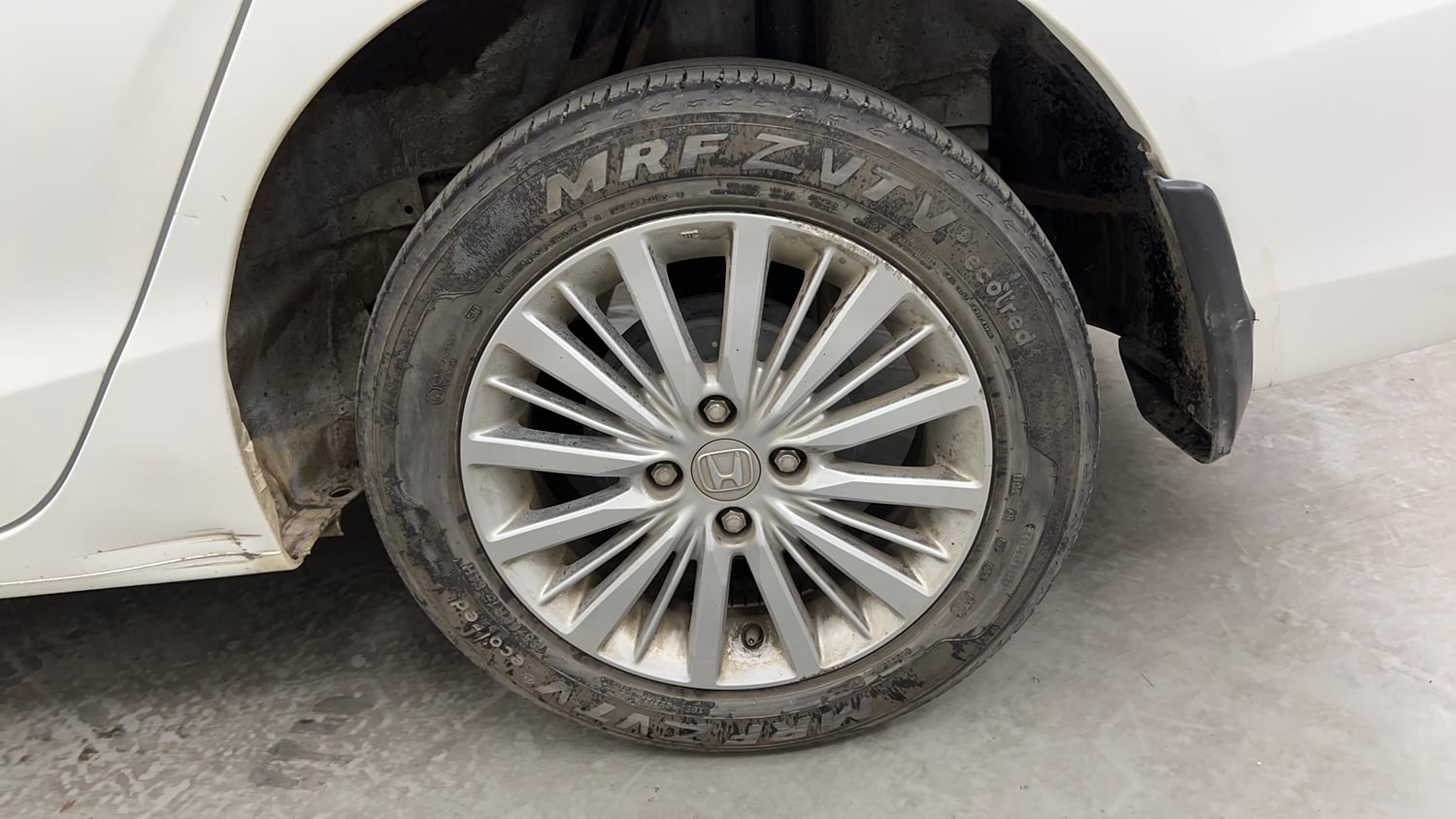 Used 2022 Honda City V CVT Petrol Petrol Automatic tyres LEFT REAR TYRE RIM VIEW