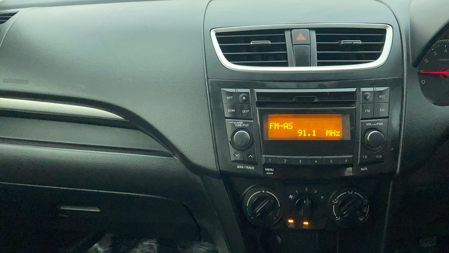 Used 2017 Maruti Suzuki Swift VXI (O) Petrol Manual interior MUSIC SYSTEM & AC CONTROL VIEW