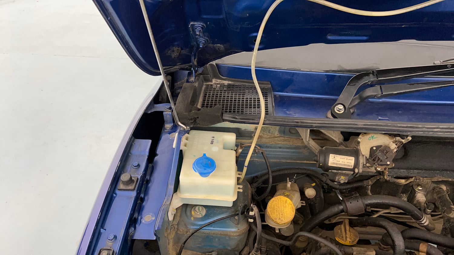 Used 2022 Renault Kwid CLIMBER 1.0 (O) Petrol Manual engine ENGINE RIGHT SIDE HINGE & APRON VIEW