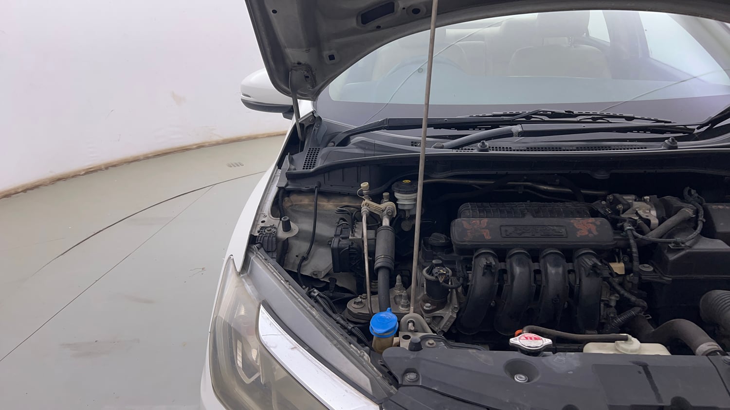 Used 2018 Honda City V CVT Petrol Petrol Automatic engine ENGINE RIGHT SIDE HINGE & APRON VIEW