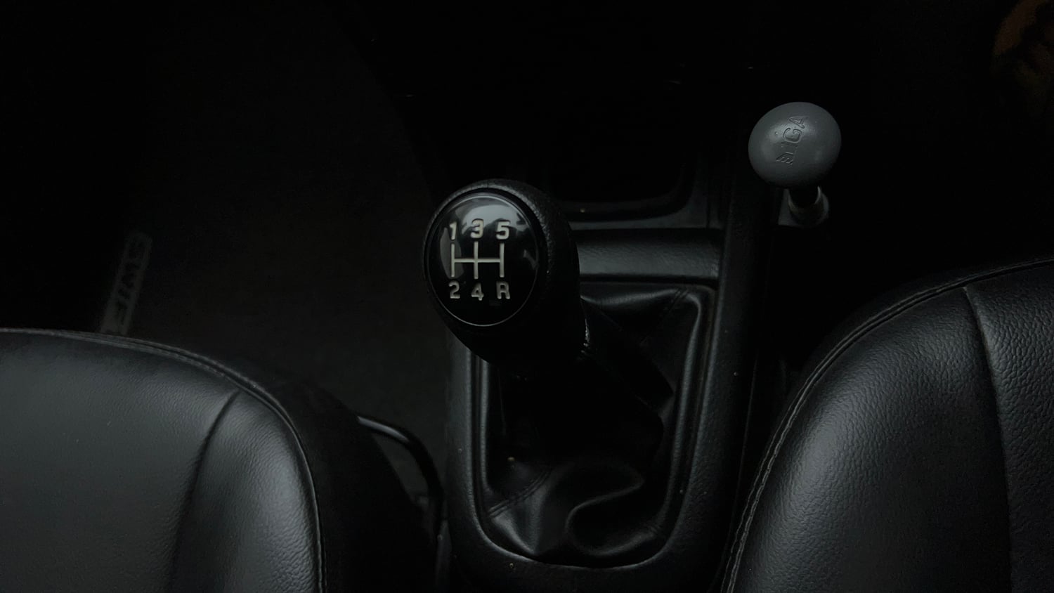 Used 2015 Maruti Suzuki Swift Lxi (O) Petrol Manual interior GEAR  KNOB VIEW