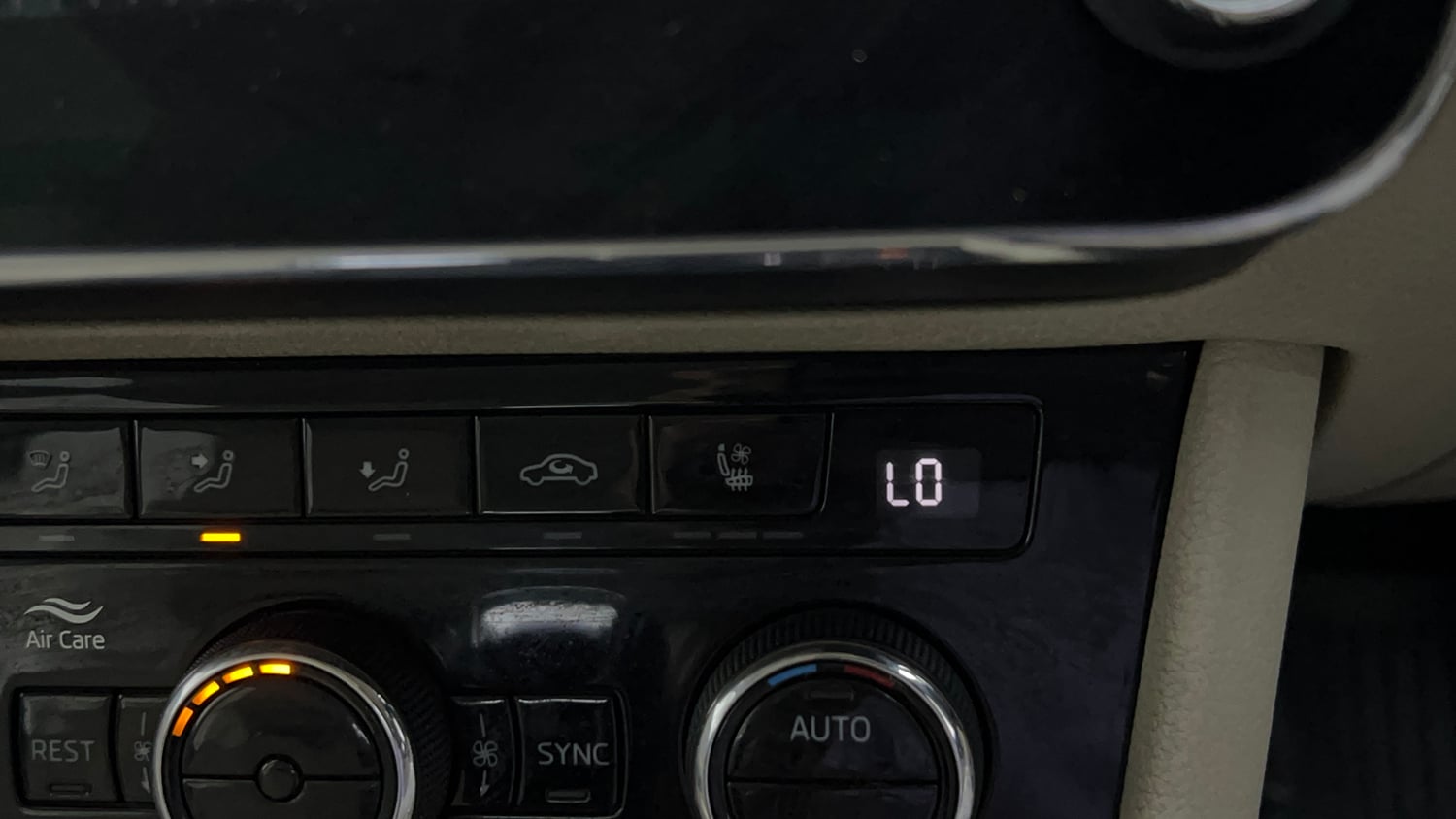 Used 2018 Skoda Superb L&K TSI AT Petrol Automatic top_features Ventilated seats