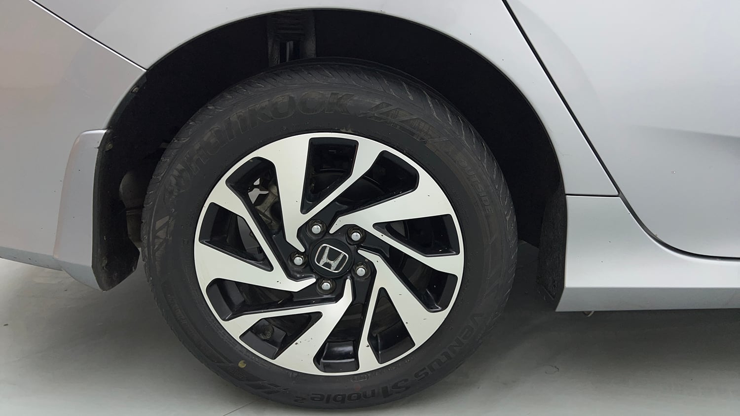 Used 2019 Honda Civic V CVT Petrol Petrol Automatic tyres RIGHT REAR TYRE RIM VIEW