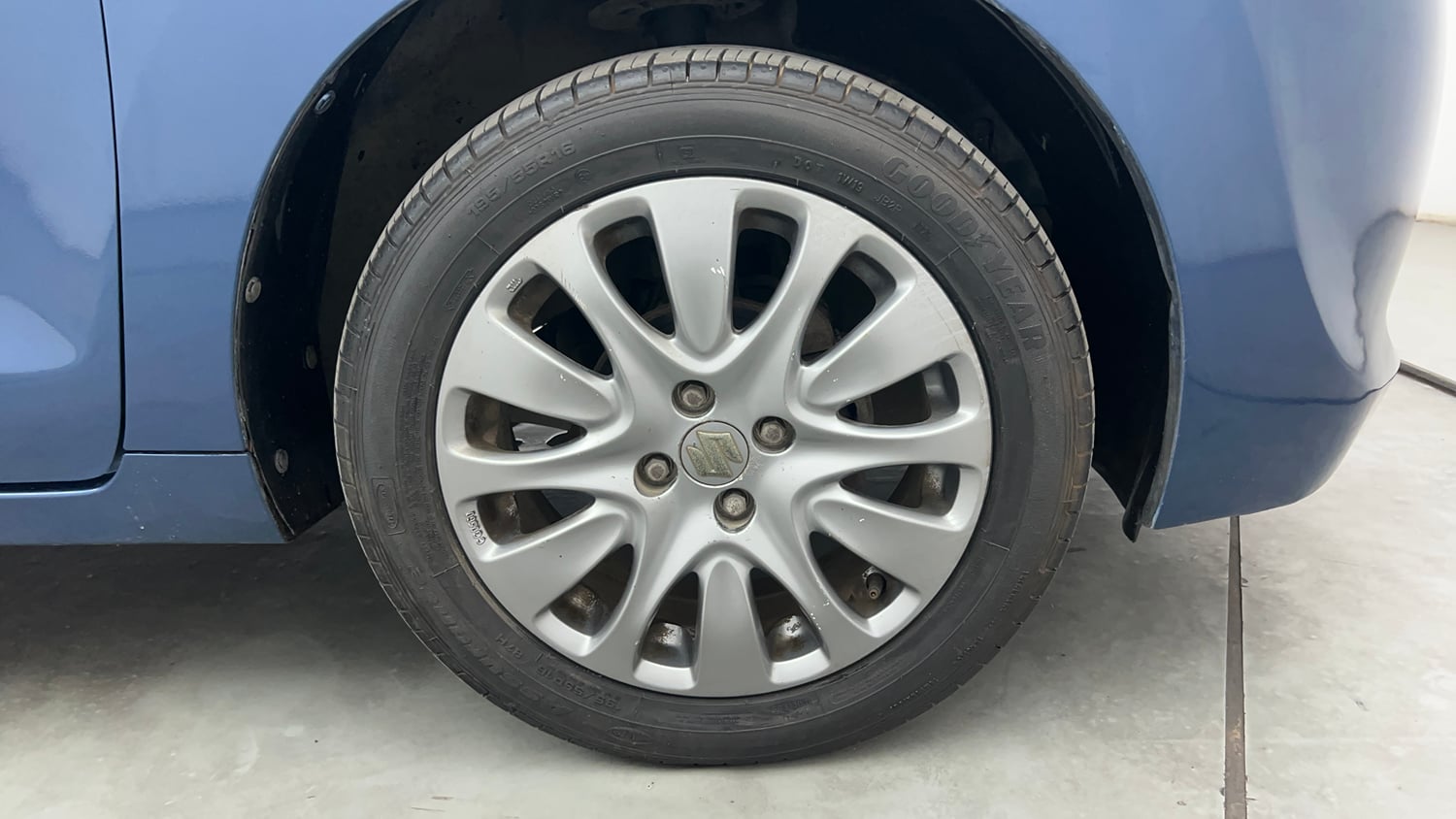 Used 2016 Maruti Suzuki Baleno Zeta 1.2 Petrol Manual tyres RIGHT FRONT TYRE RIM VIEW