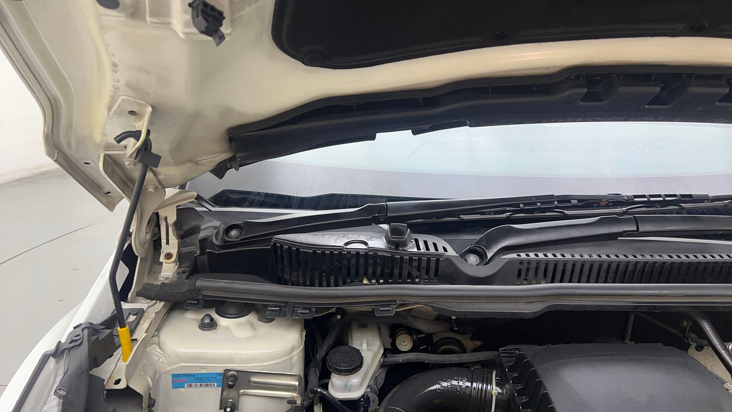 Used 2023 Tata Nexon XZ Plus (S) Petrol Manual engine ENGINE RIGHT SIDE HINGE & APRON VIEW