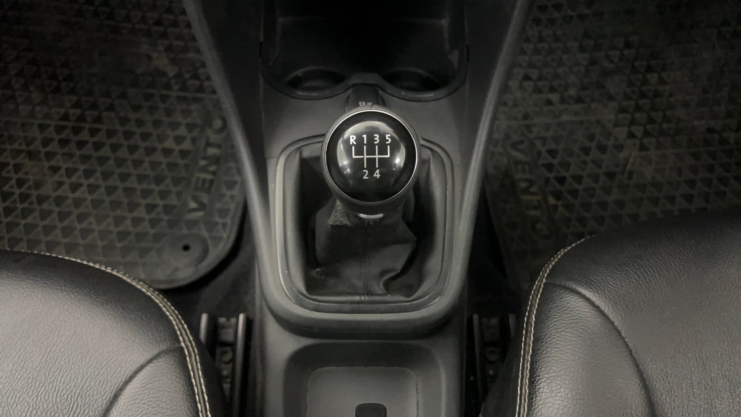 Used 2015 Volkswagen Vento Comfortline Petrol Petrol Manual interior GEAR  KNOB VIEW