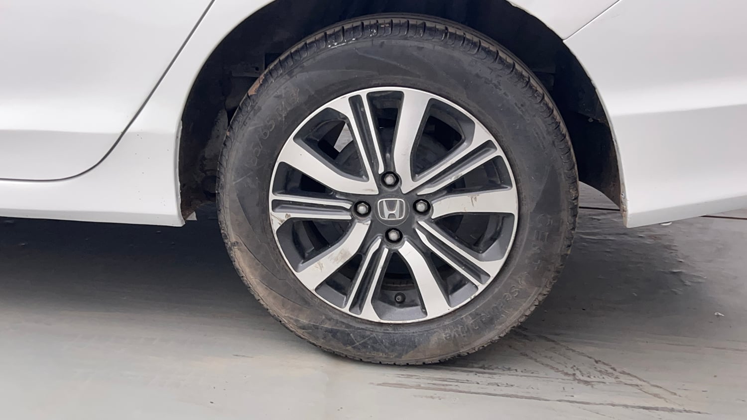 Used 2018 Honda City V CVT Petrol Petrol Automatic tyres LEFT REAR TYRE RIM VIEW