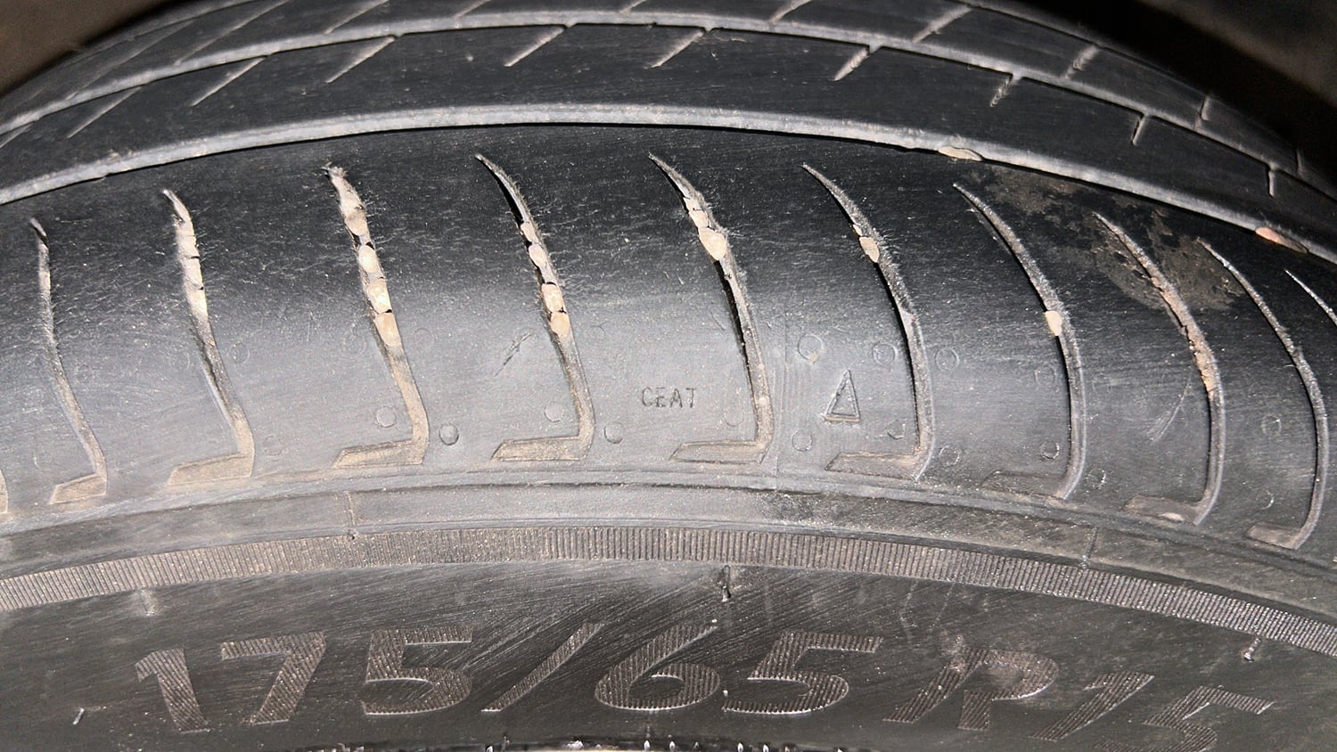 Used 2023 Hyundai Exter SX (O) Connect 1.2 AMT Petrol Automatic tyres RIGHT FRONT TYRE TREAD VIEW