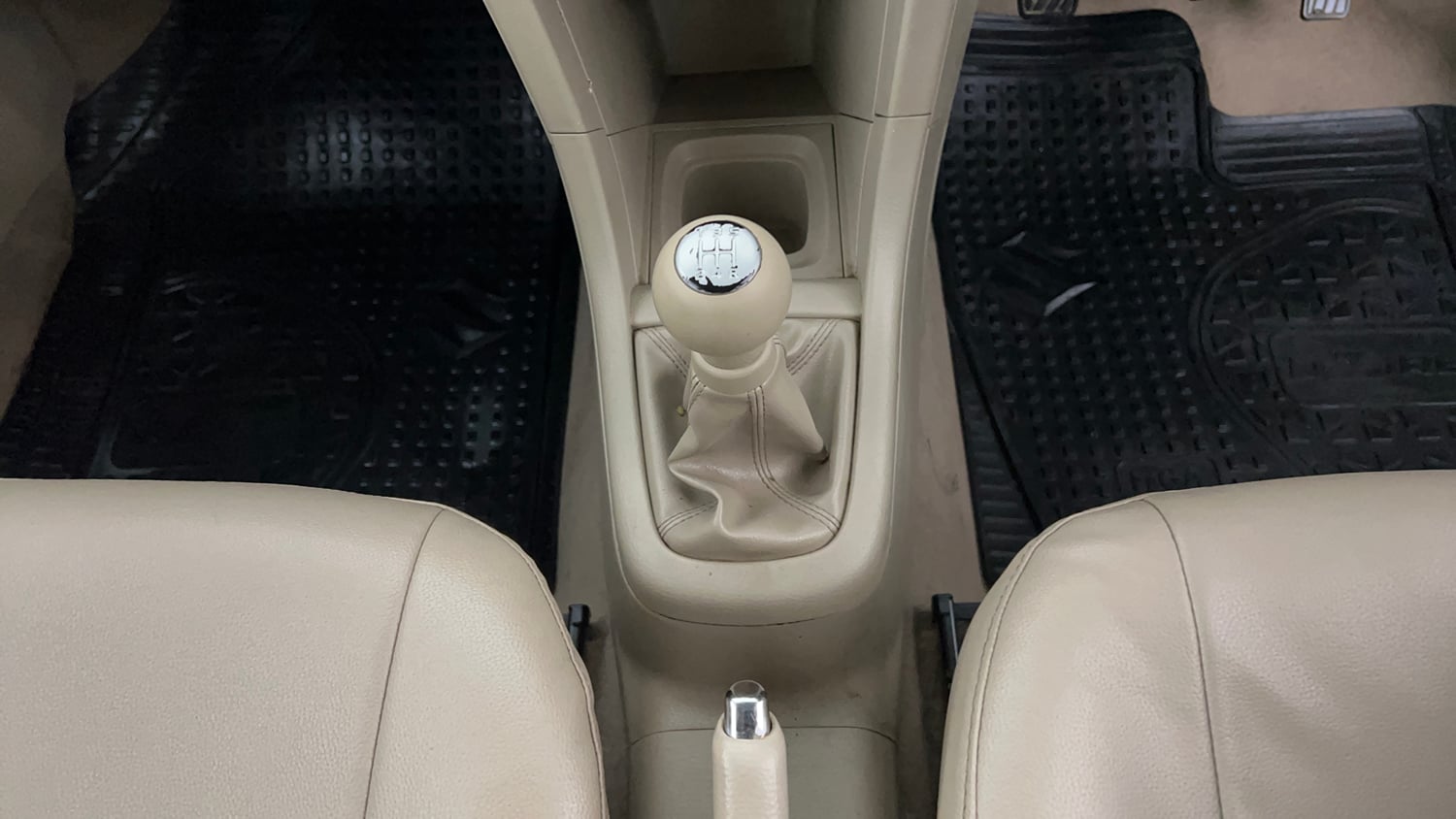 Used 2017 Maruti Suzuki Swift Dzire VDI Diesel Manual interior GEAR  KNOB VIEW