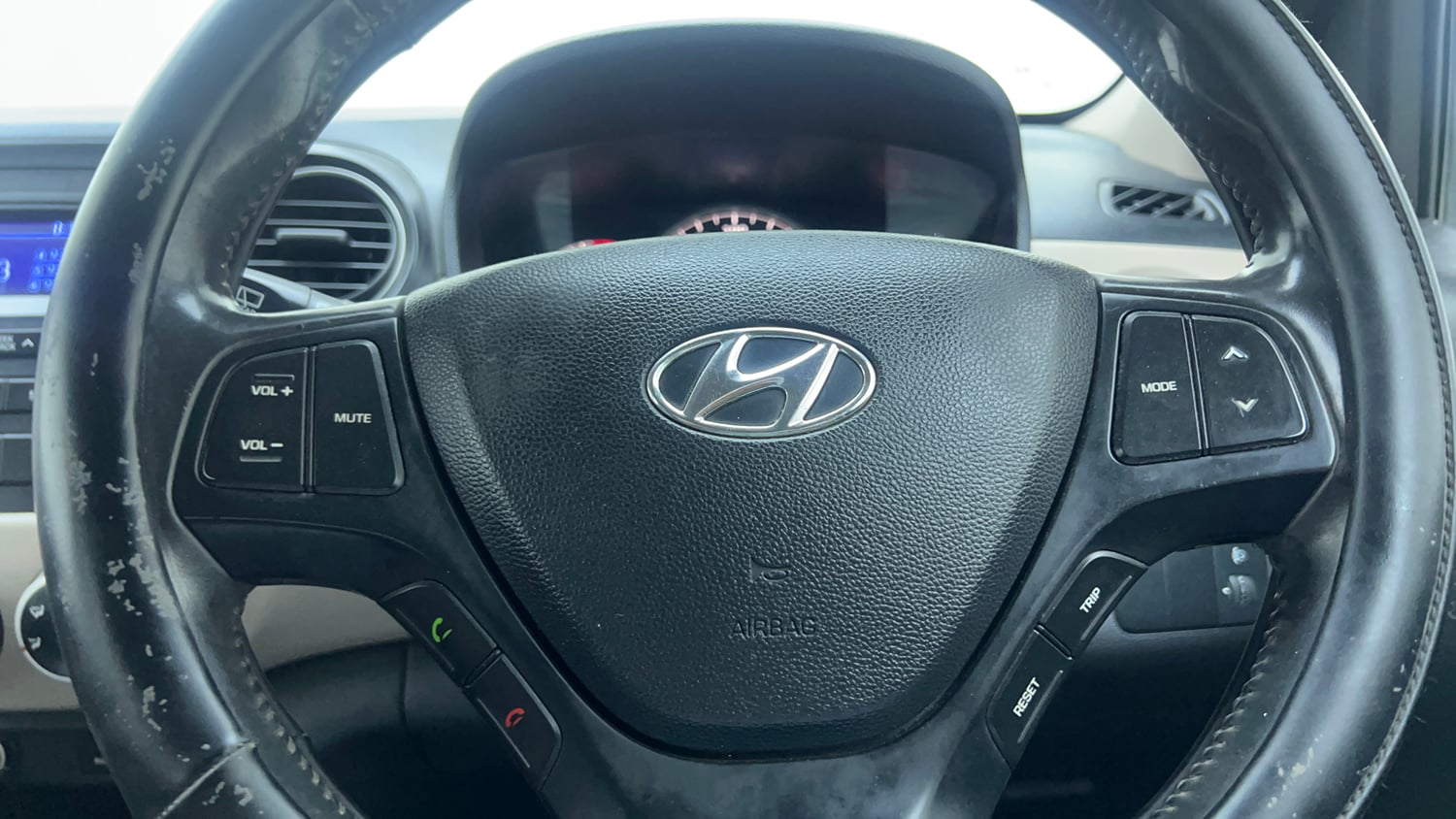 Used 2016 Hyundai Grand i10 Asta AT 1.2 Kappa VTVT Petrol Automatic top_features Steering mounted controls