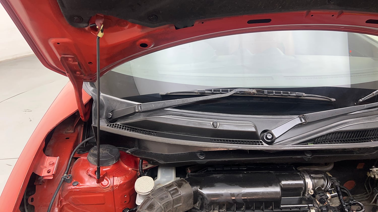 Used 2018 Maruti Suzuki Swift VXi Petrol Manual engine ENGINE RIGHT SIDE HINGE & APRON VIEW