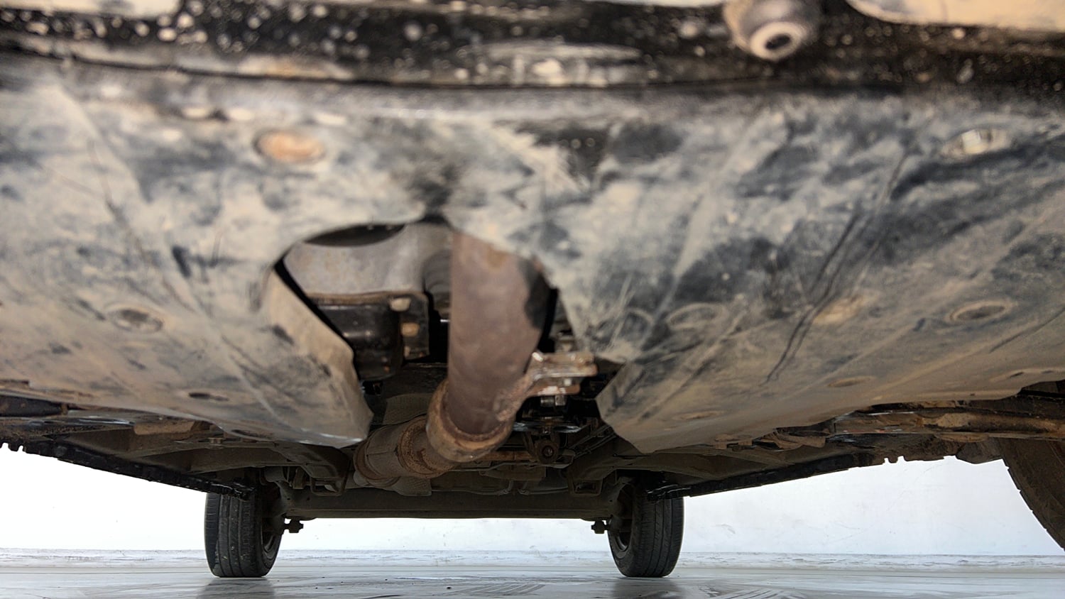 Used 2017 Mahindra KUV100 K4 6 STR Petrol Manual extra FRONT LEFT UNDERBODY VIEW