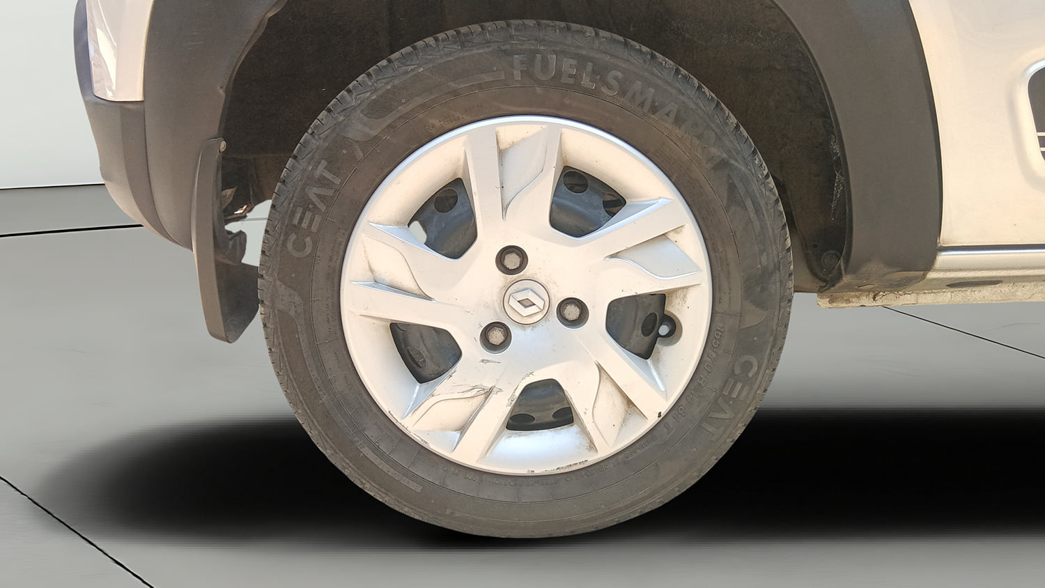 Used 2023 Renault Kwid RXT 1.0 AMT Petrol Automatic tyres RIGHT REAR TYRE RIM VIEW