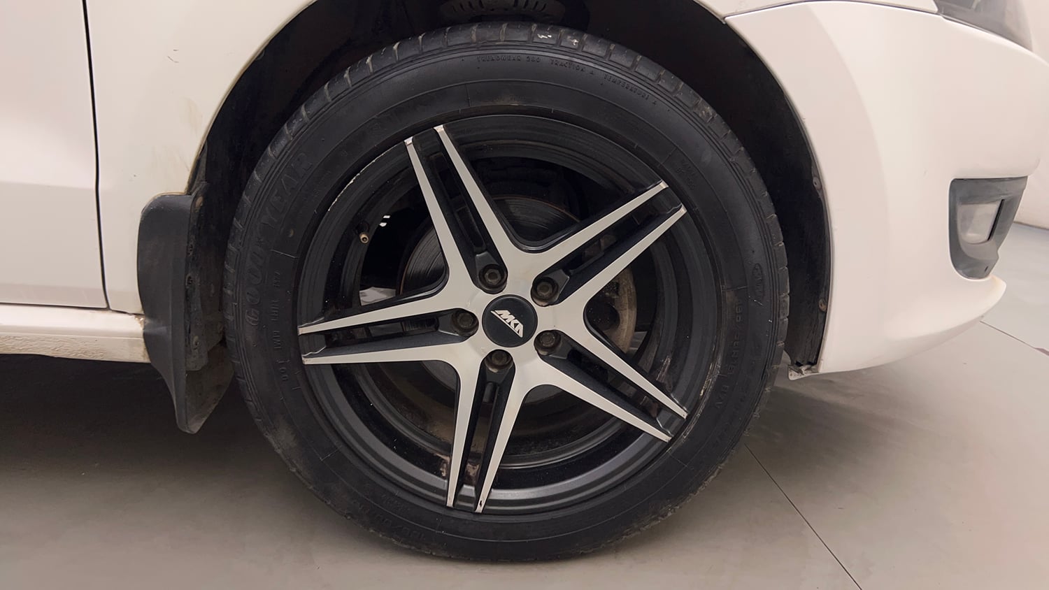 Used 2013 Volkswagen Polo Highline1.2L (P) Petrol Manual tyres RIGHT FRONT TYRE RIM VIEW