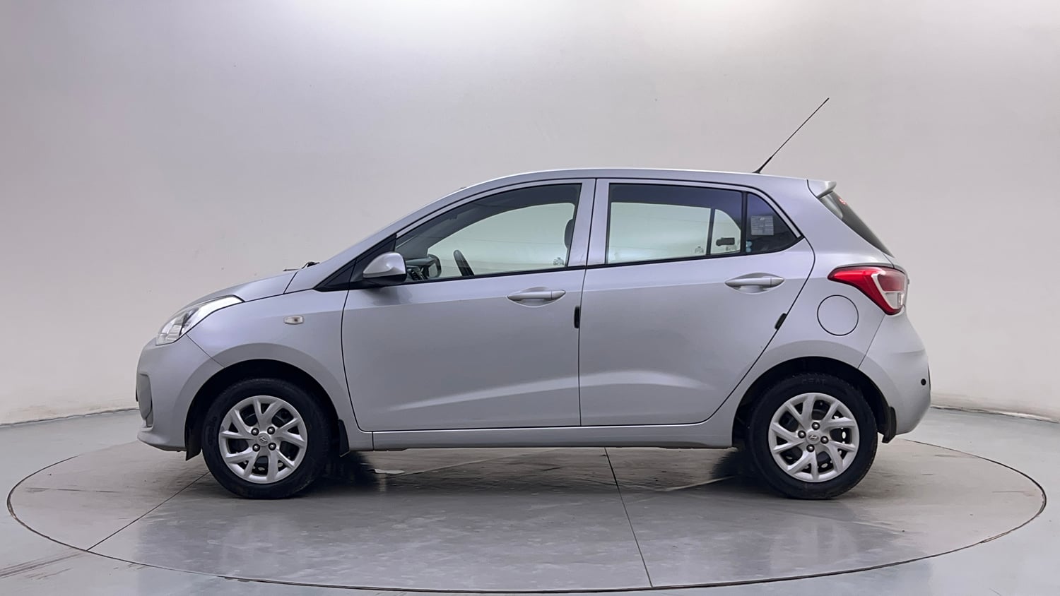 Used 2018 Hyundai Grand i10 Magna 1.2 Kappa VTVT Petrol Manual exterior LEFT SIDE VIEW