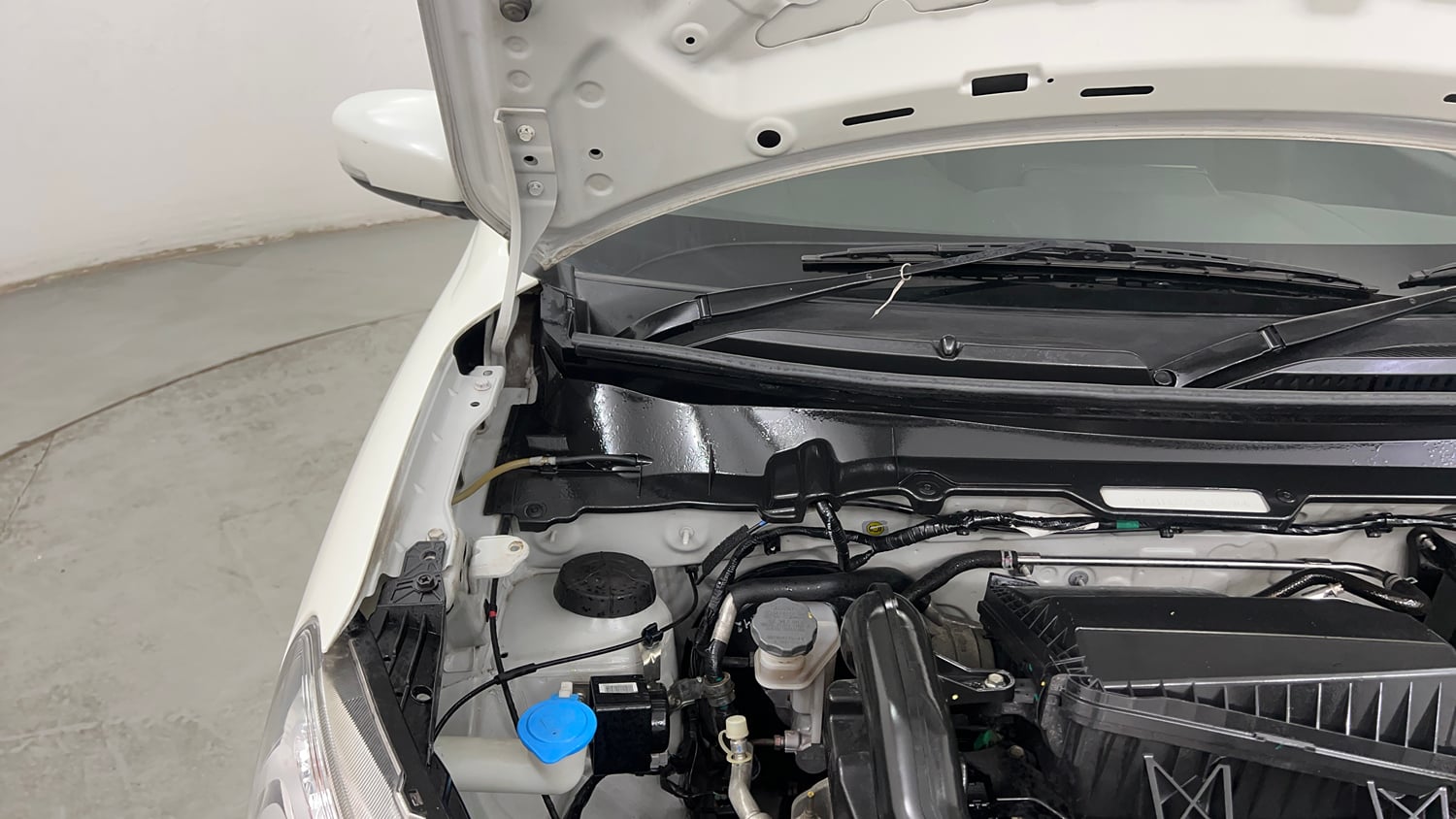 Used 2022 Maruti Suzuki Celerio ZXi AMT Petrol Automatic engine ENGINE RIGHT SIDE HINGE & APRON VIEW