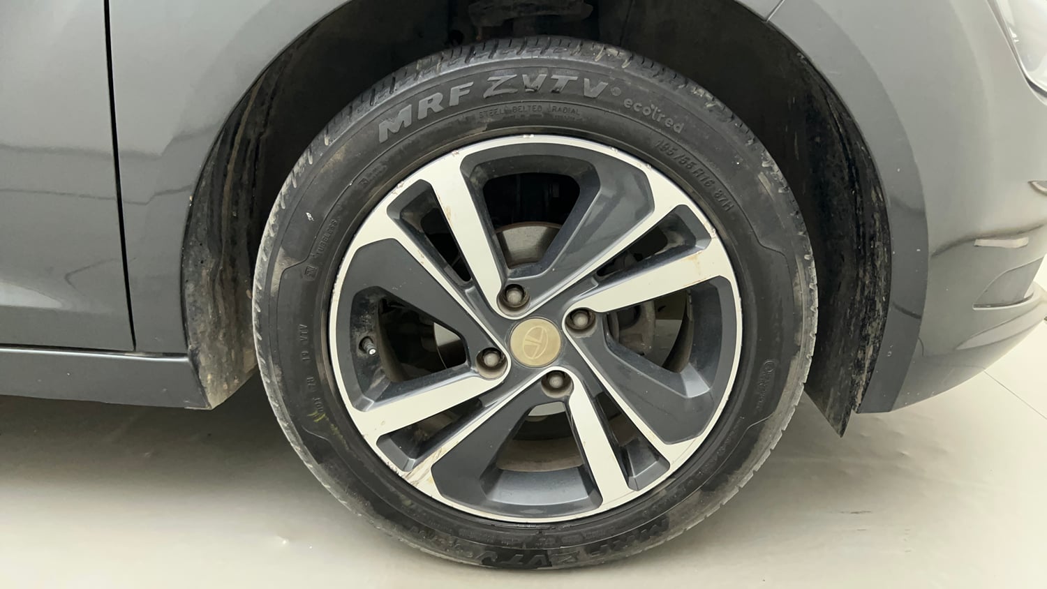 Used 2020 Tata Altroz XZ Petrol Petrol Manual tyres RIGHT FRONT TYRE RIM VIEW