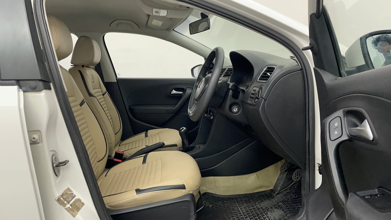 Used 2019 Volkswagen Ameo Trendline 1.0L (P) Petrol Manual interior RIGHT SIDE FRONT DOOR CABIN VIEW