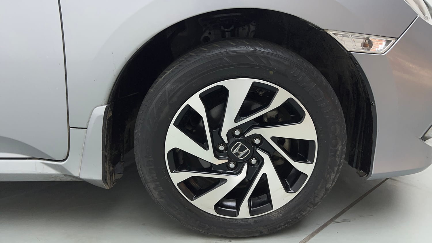 Used 2019 Honda Civic V CVT Petrol Petrol Automatic tyres RIGHT FRONT TYRE RIM VIEW